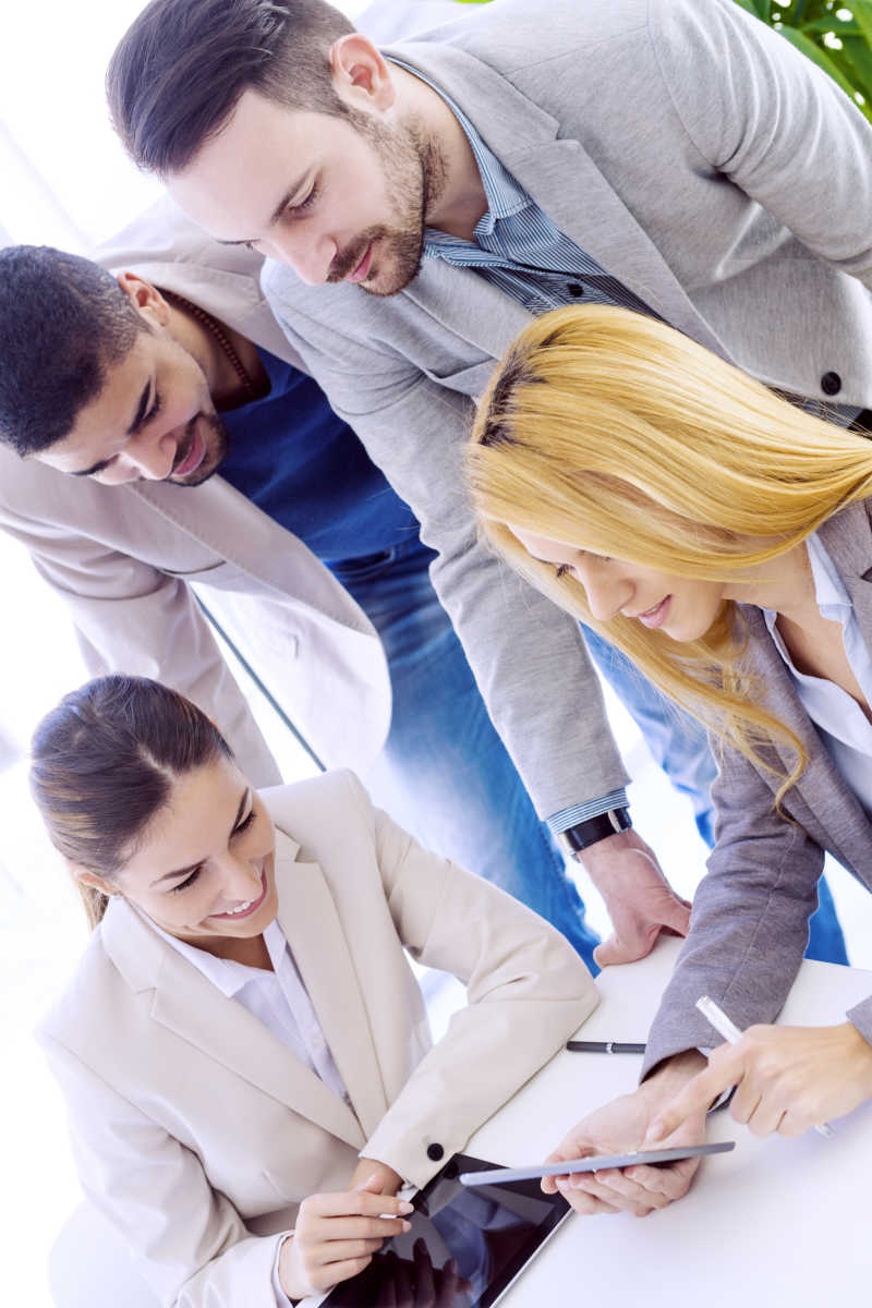 一个办公室里的商业团队