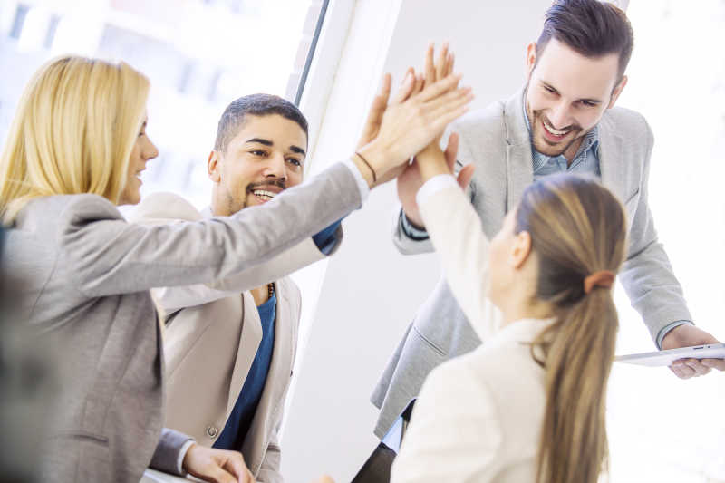 年轻的商界人士携手共同走向成功