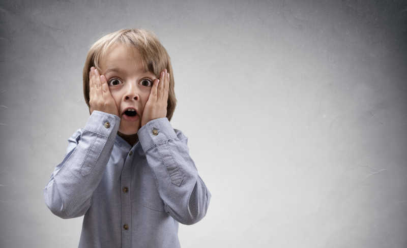 目瞪口呆的小男孩