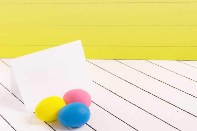 地板上的复活节彩蛋