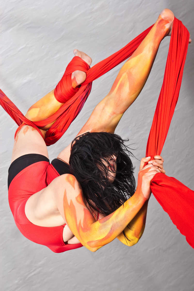 灰色背景下人体绘画艺术杂技表演