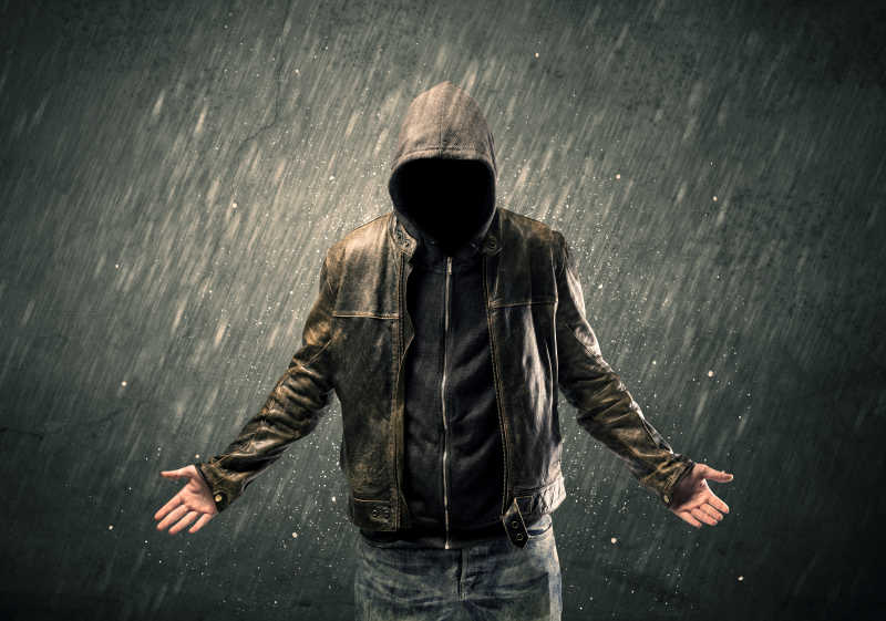 孤独男人雨中漫步图片图片