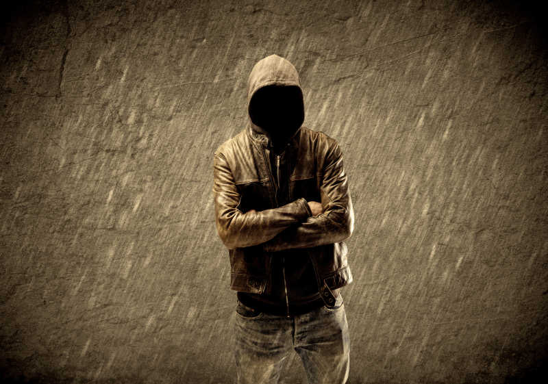 穿着皮衣的嫌疑人