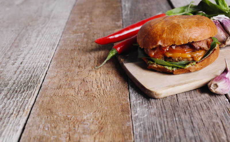 砧板上的汉堡辣椒和大蒜