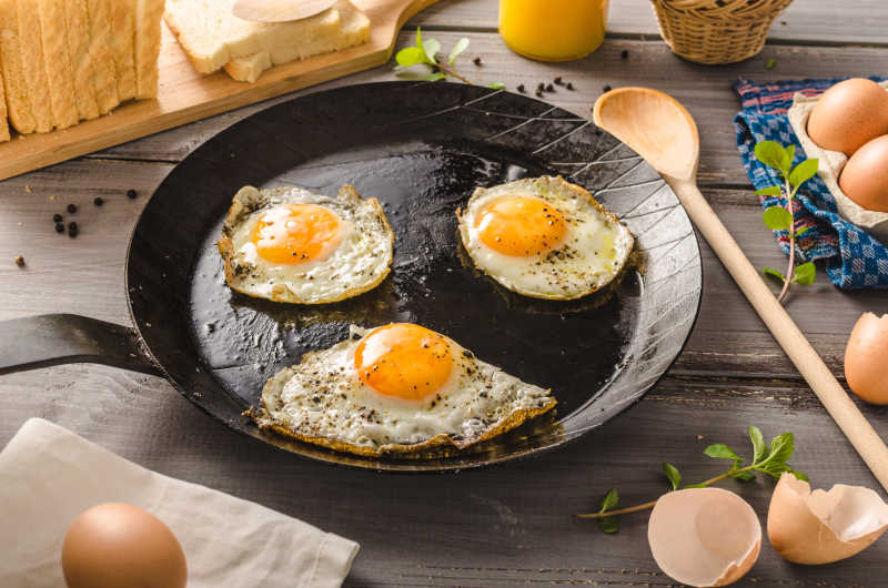 煎鸡蛋和面包早餐