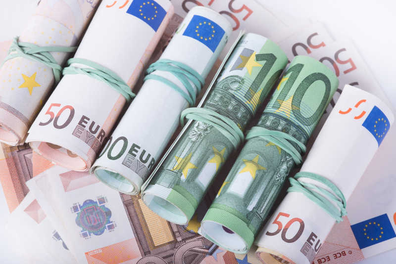 绑成捆的不同面值欧元纸币