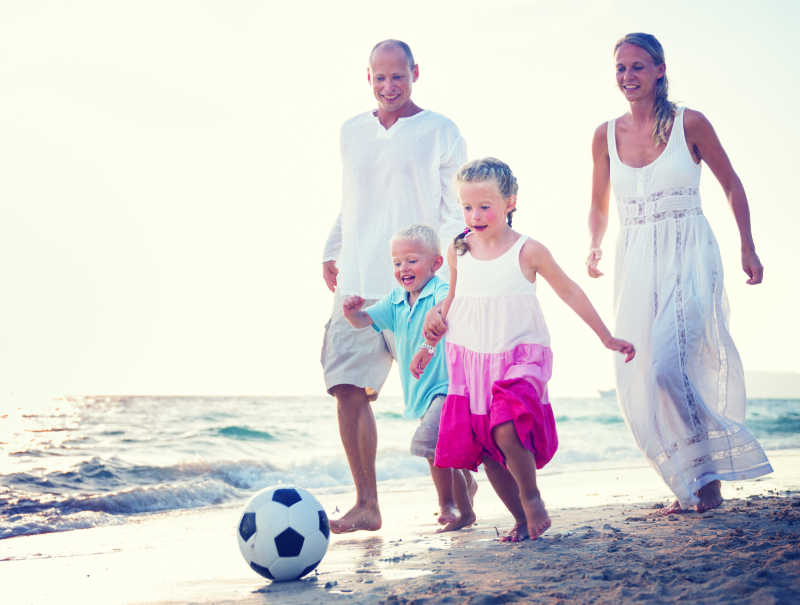 海边度假的全家人