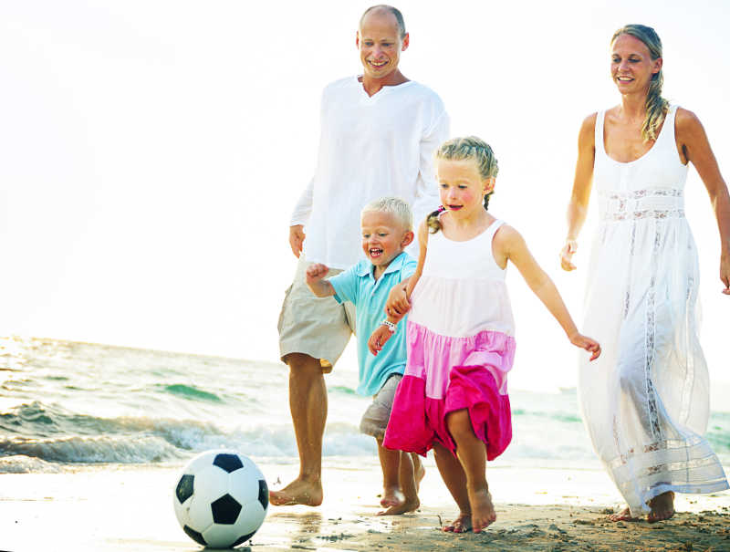 海边度假的全家