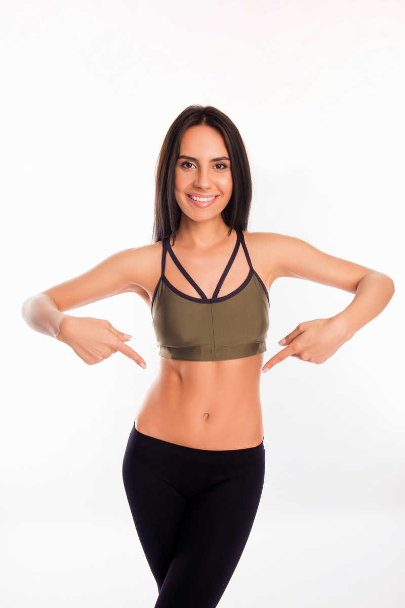 穿着运动服的年轻健康的女人