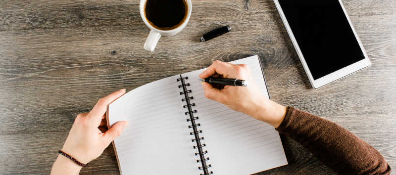 边喝咖啡边工作