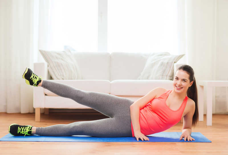 居家微笑练习瑜伽的女孩