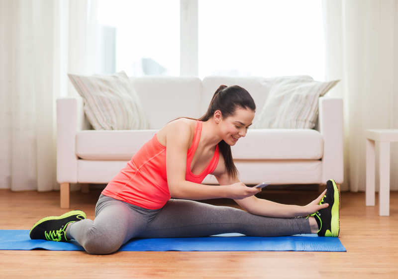 居家微笑练习瑜伽的女子