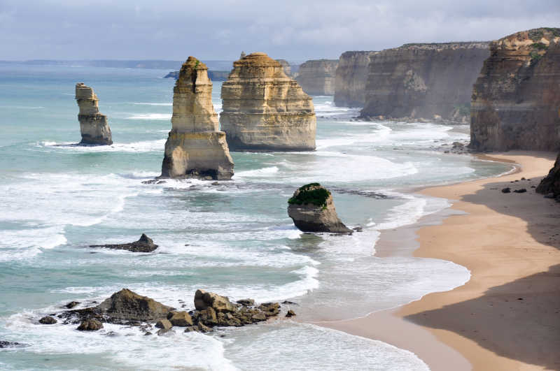美丽的海滩岩石风景