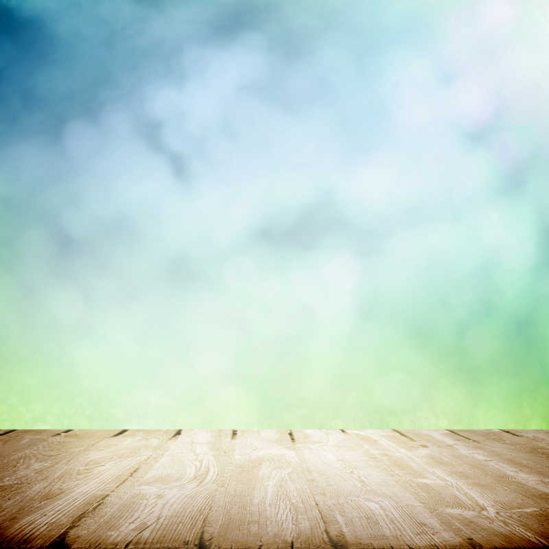 春天阳光下的木桌