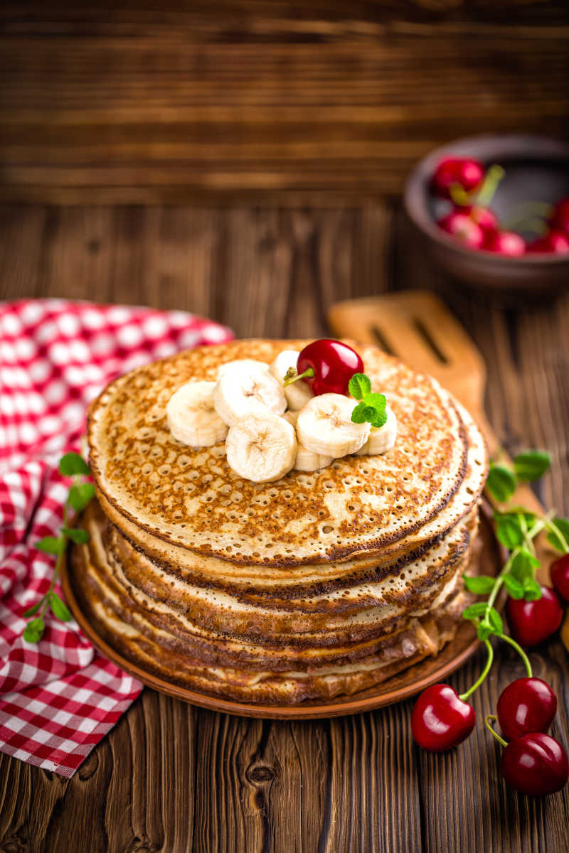 煎饼与香蕉片和樱桃