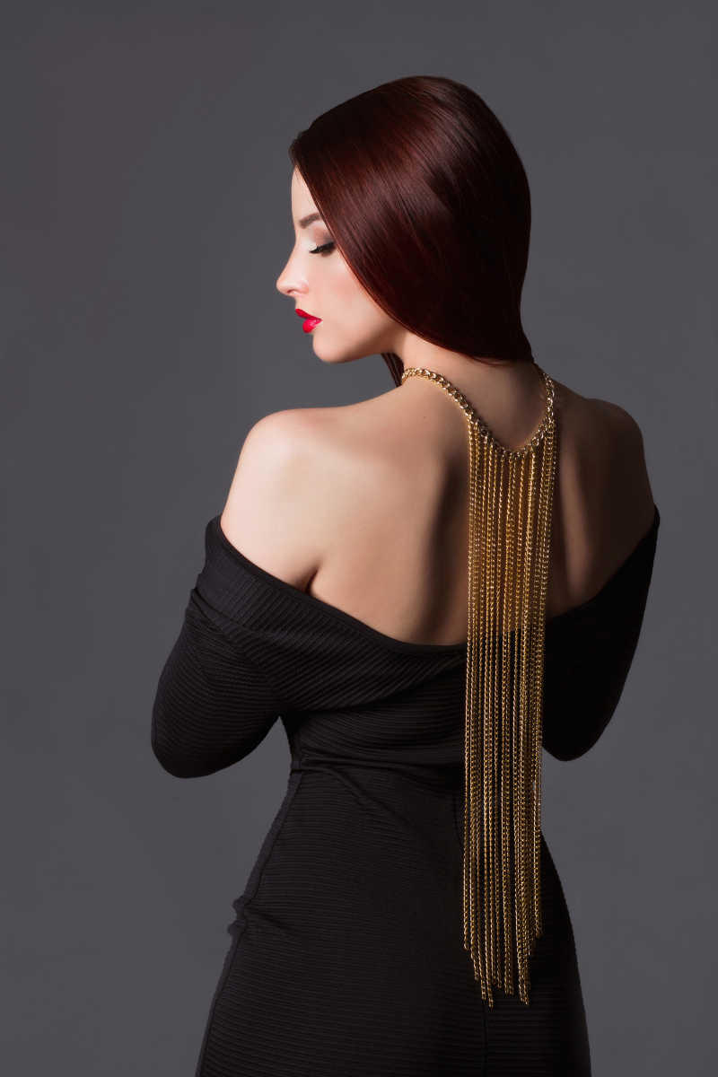 背着项链的美女