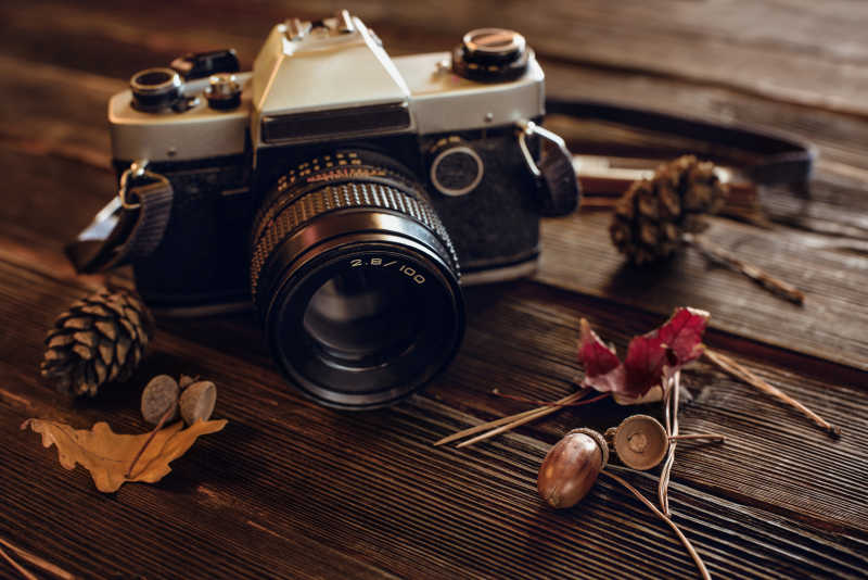 木桌上的复古相机