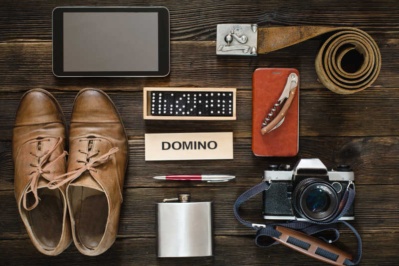 桌子上的复古物件和现代科技