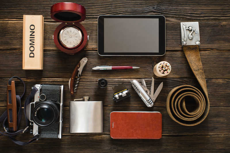 桌子上复古物品和平板手机