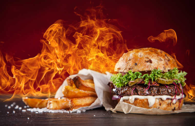 带火焰特效的汉堡包和薯条