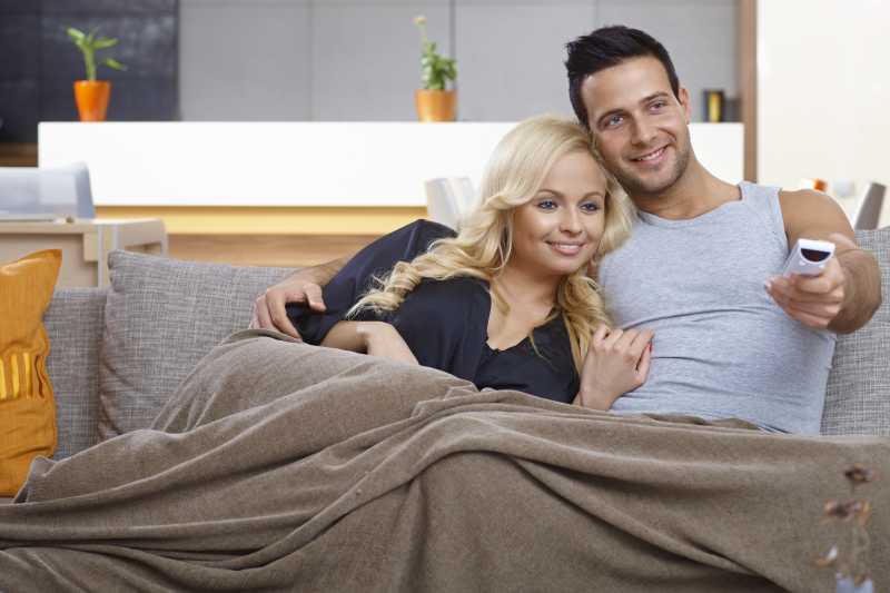 在家看电视的恩爱夫妇