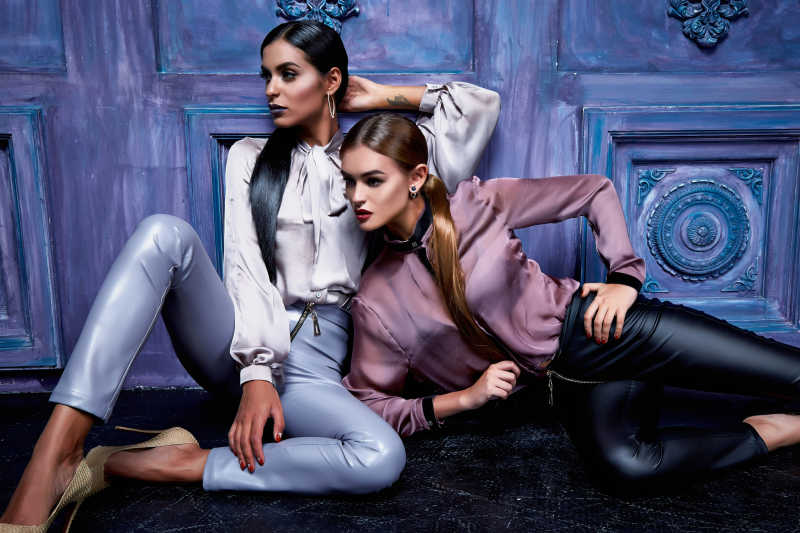 两个模特不同的造型