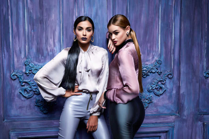 两个性感漂亮的模特