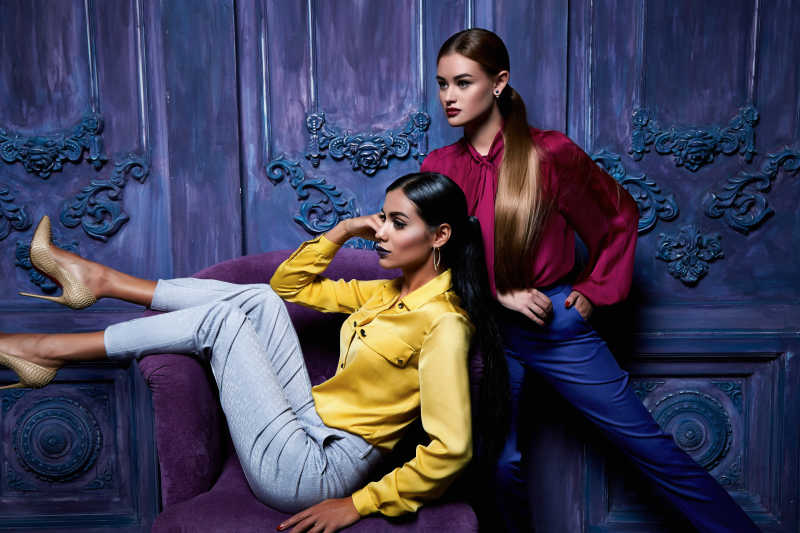 两个模特在一起拍照