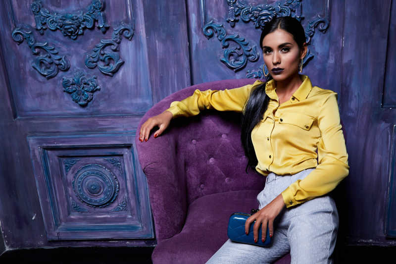 沙发上的时装模特