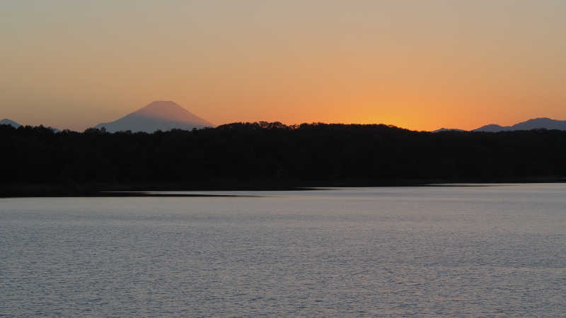 晚霞中的富士山和湖面