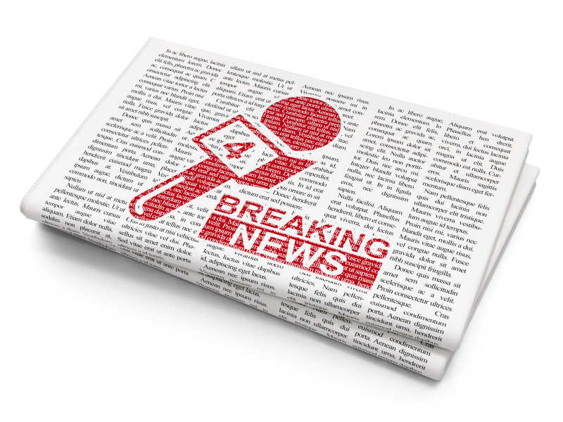 像素的红色新闻和报纸上的麦克风图标背景