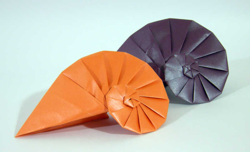 白色背景下橙色黑色折纸造型