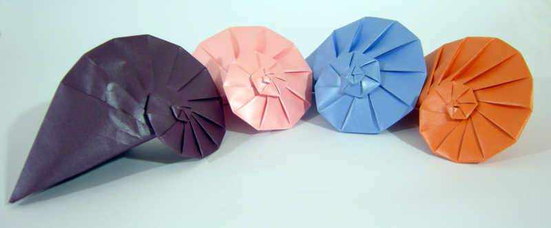 白色背景下不同颜色的折纸
