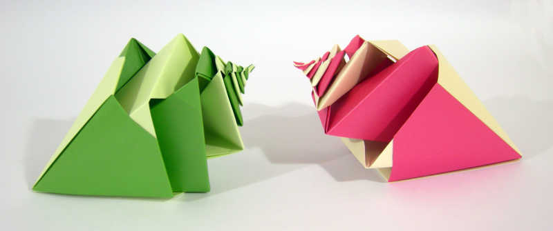 白色背景下粉色绿色折纸