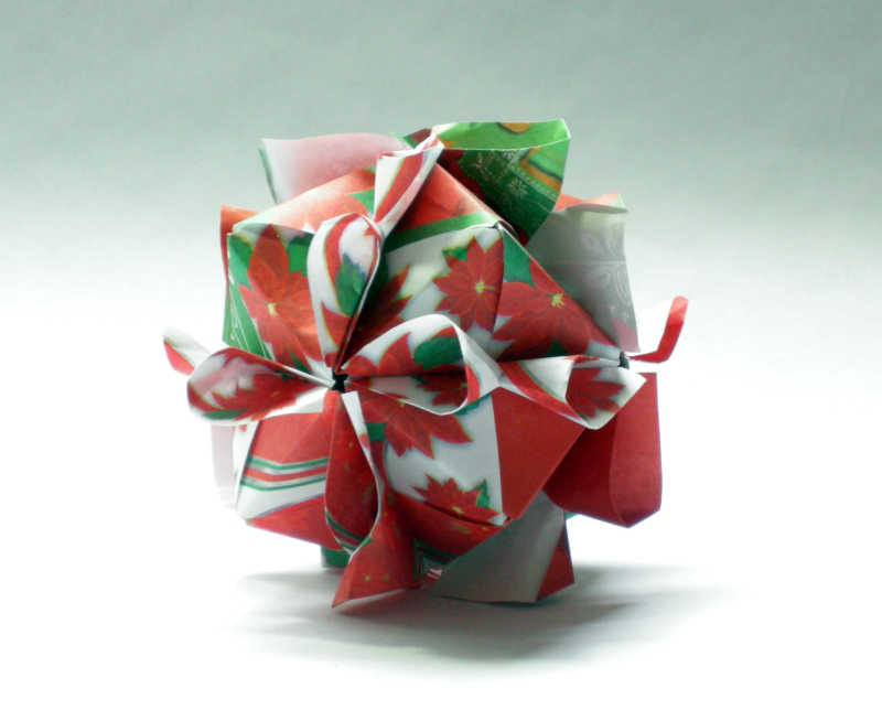 白色背景下美丽的花簇折纸