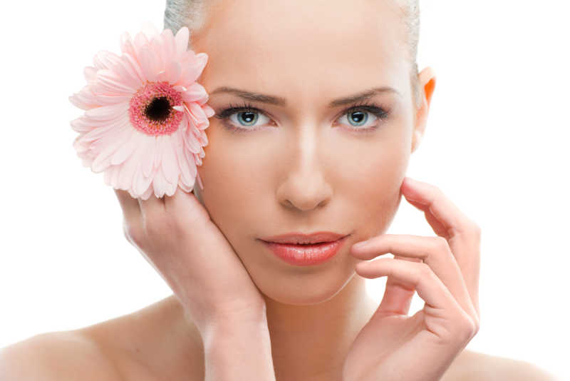 头上戴着一朵花的美女