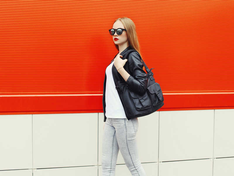 穿着黑色皮夹克的漂亮女孩