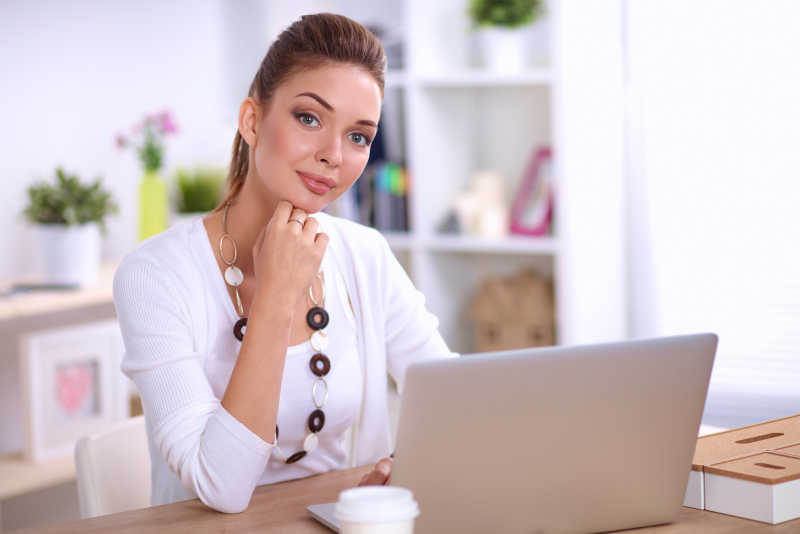 工作中的性感女商人