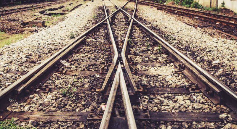 交错的火车轨道