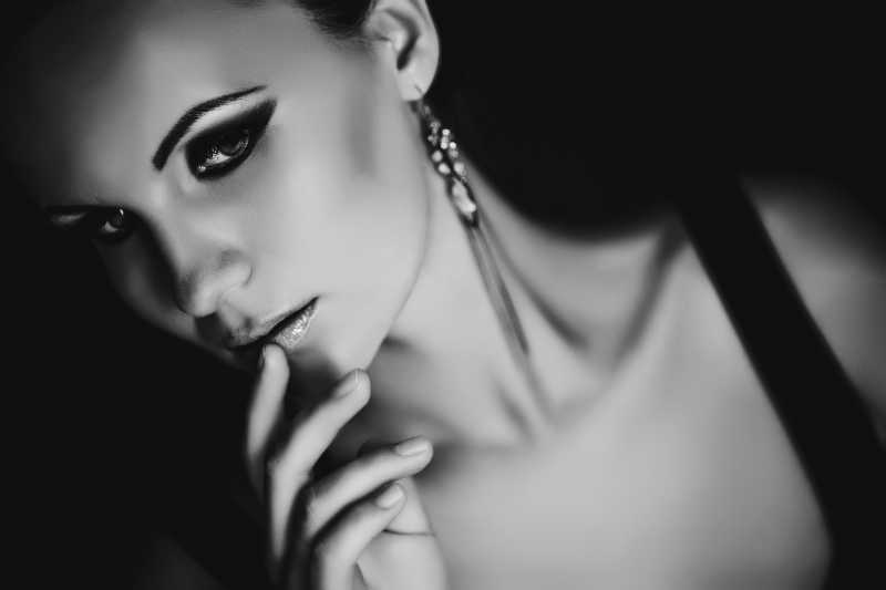 黑暗环境里的美女