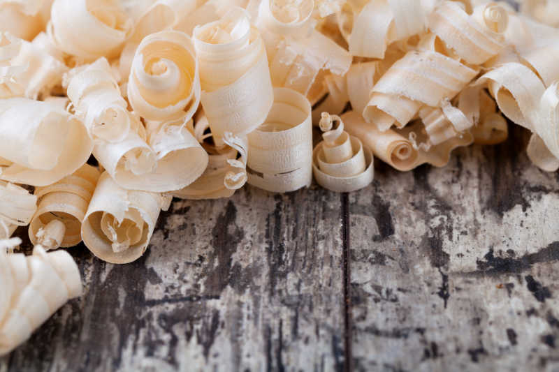 多色铅笔的刨花