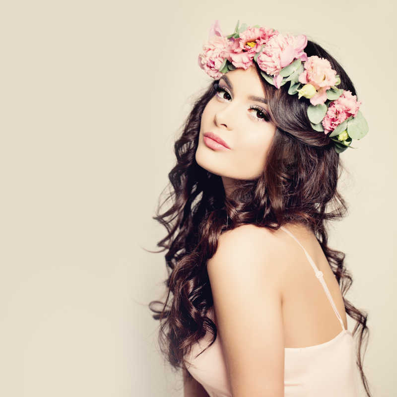 戴着花环的年轻女孩