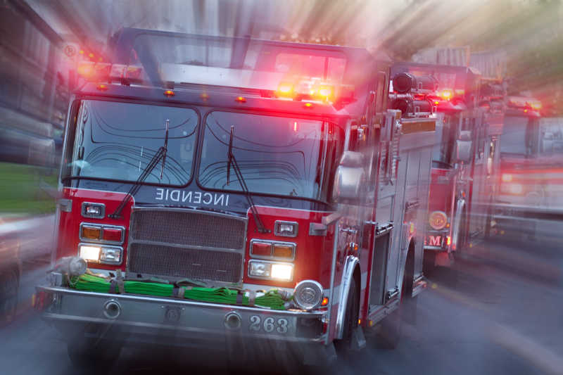 急速行驶的消防车
