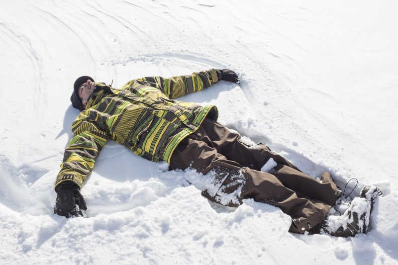 躺在雪地里的中年男性