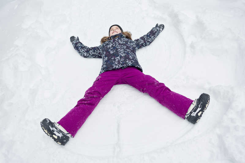 洁白雪地里的小孩子