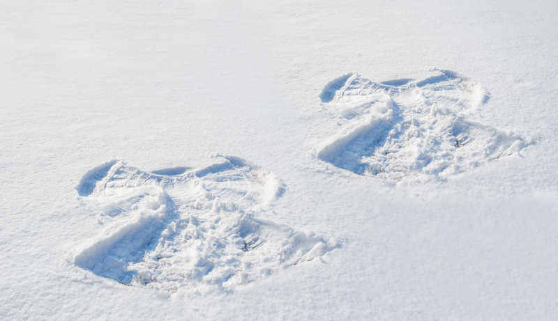 雪地上的两个人形印痕