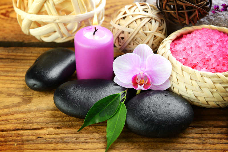 spa用的黑色石头和花瓣