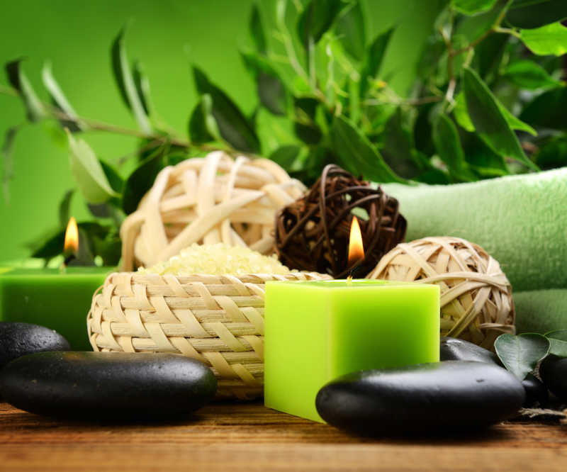 按摩身体的水疗套装