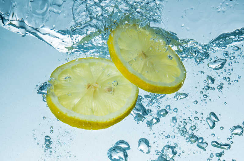 水里的两片柠檬