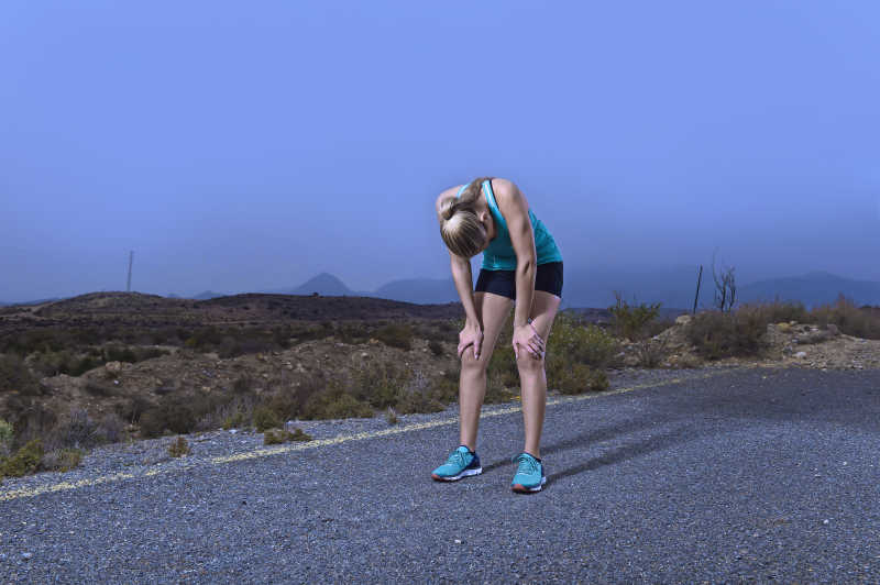 夜间奔跑的金发美女